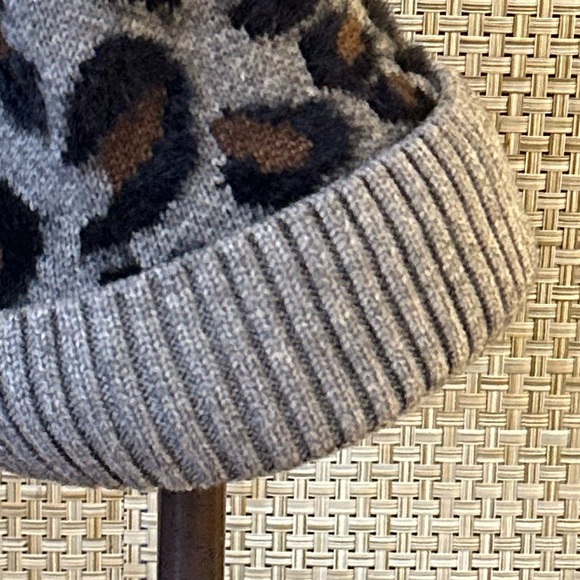 NWOT C.C Soft Gray Leopard Acrylic Faux Fur Pom Beanie OSFM - Picture 4 of 10